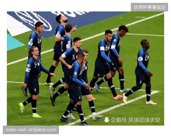 德尚在排兵布阵上将防守容错率置于首位，三中卫体系或成应对强敌的备用方案
